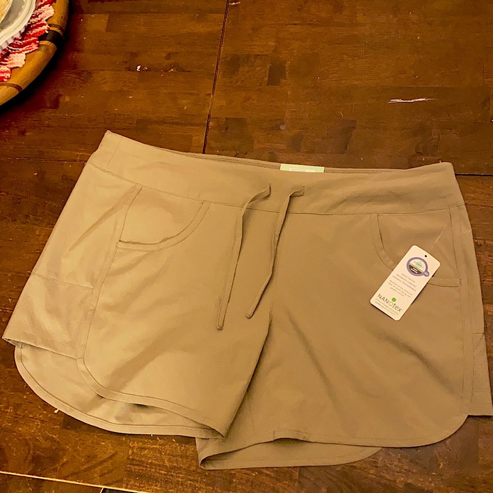 Magellan Outdoors Women’s XXL shorts Tan